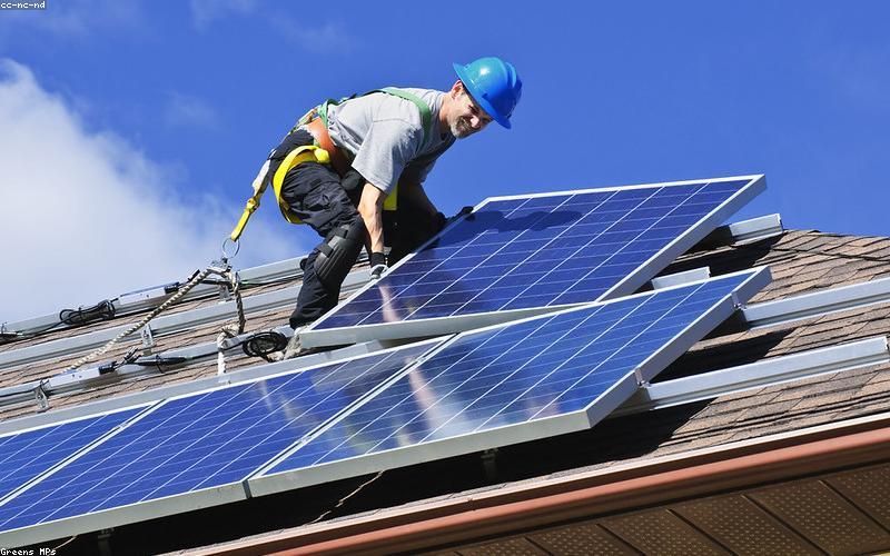 Monteur installiert Solarmodule